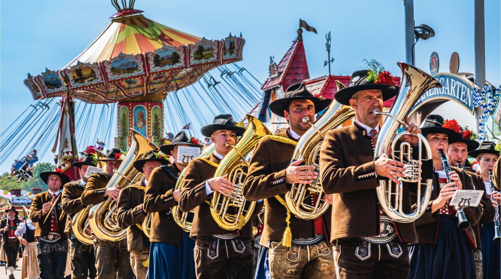 Parada de fanfarra na Oktoberfest na Alemanha.