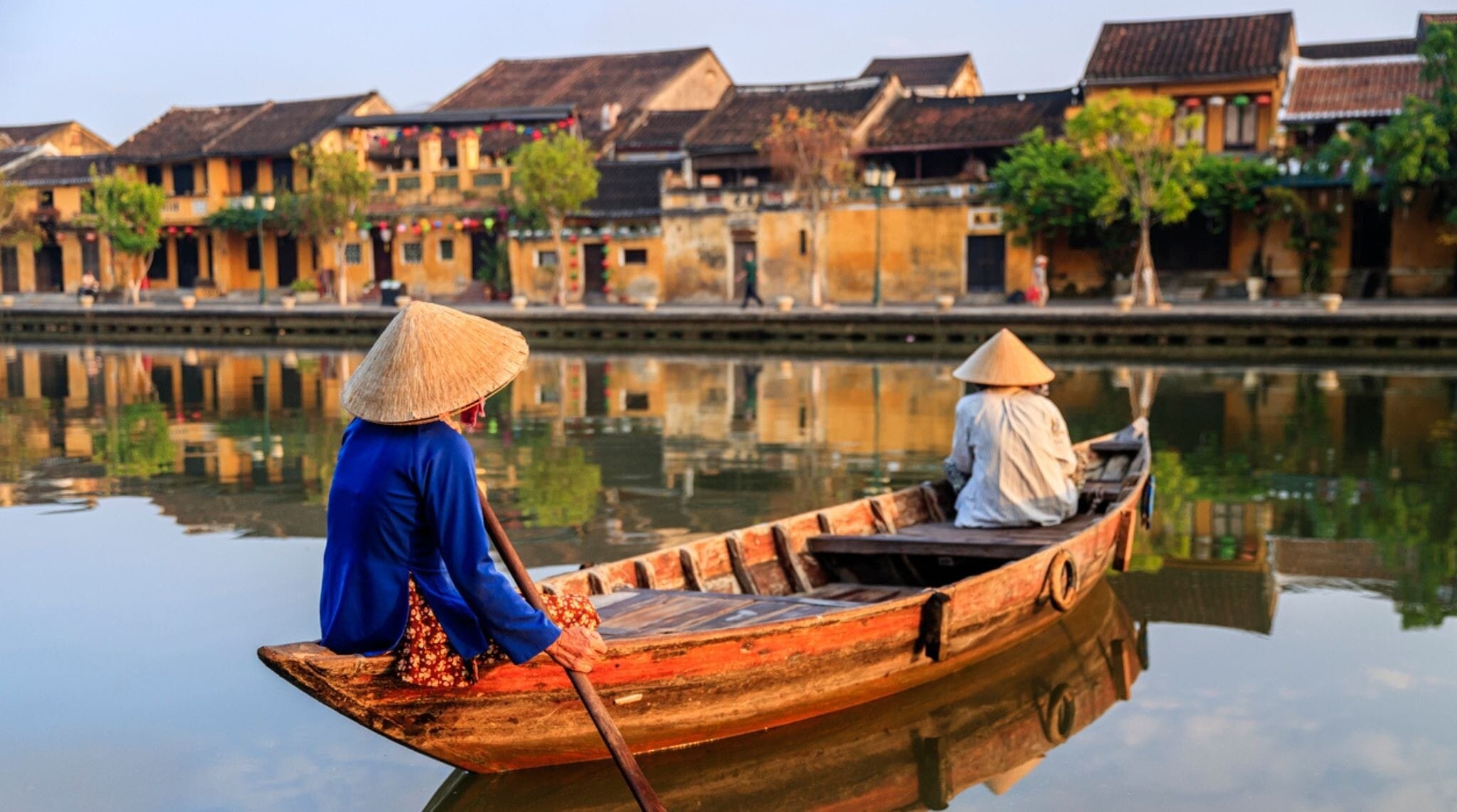 femmes en barque devant la vieille ville de Hoi An,Vietnam