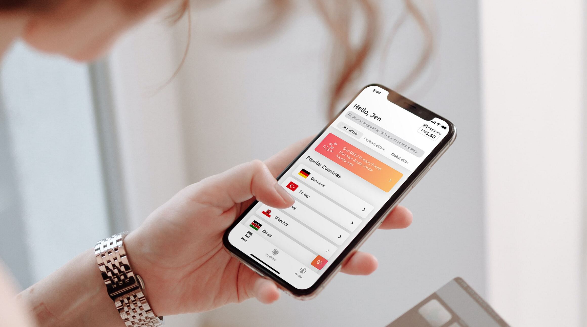 người phụ nữ duyệt esims airalo trên iphone của cô ấy